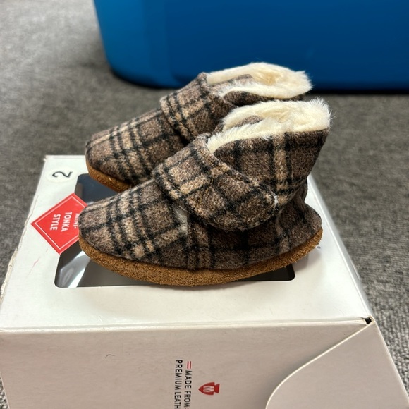 Minnetonka Mini-Tonka Style Baby Booties (5394) - Picture 2 of 6